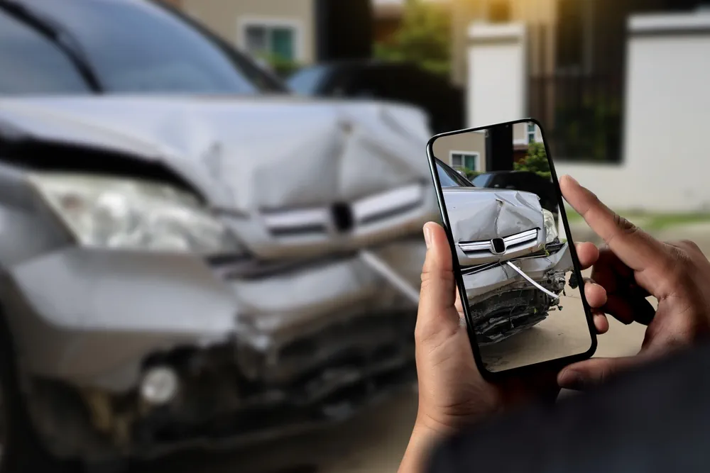 Beschädigter Fotografiert Unfallsituation