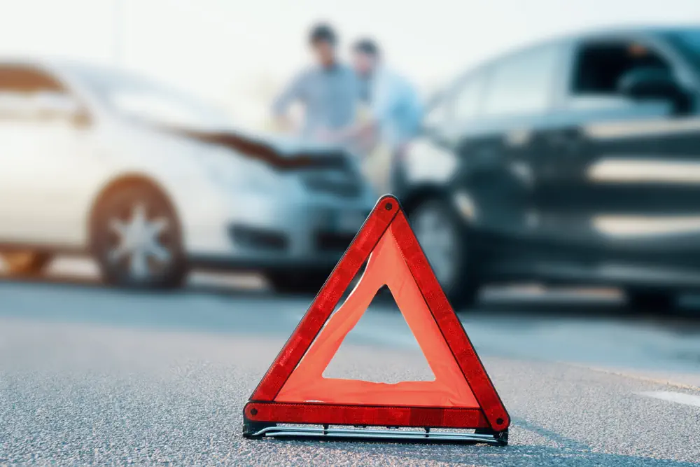 Zwei Männer melden einen Autounfall